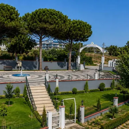 Green Roof Hotel מלון